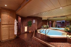 a large bathroom with a jacuzzi tub at River Hotel Post in Chienes