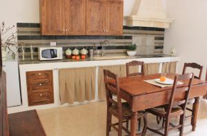 A kitchen or kitchenette at Masseria Zambardo