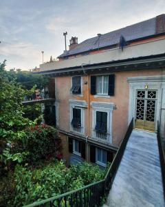 vistas a un edificio con balcón en Leone X Genova Affittacamere, en Génova