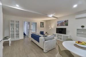 ein Wohnzimmer mit einer Couch und einem Tisch in der Unterkunft Malibú Canteras nº 1 - Planta Baja - Ground Floor in Las Palmas de Gran Canaria