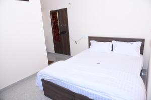 Postel nebo postele na pokoji v ubytování Yashas Paradise