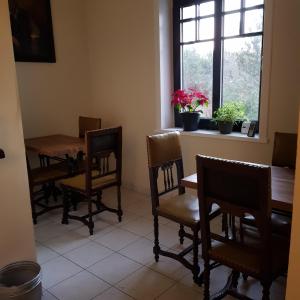 una sala da pranzo con tavolo, sedie e finestra di Goodwin Guest House a Häädemeeste