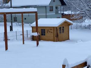 ein Hundehaus im Schnee in der Unterkunft Landhaus Obervellach in Hermagor