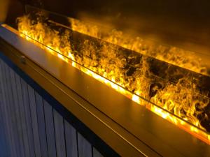 un fuego está saliendo de una pared con luces en Skyline Airport Hotel en Vantaa