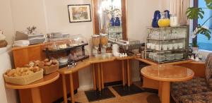 a room with a counter with dishes and baskets of food at Cafe-Konditorei-Pension Sander in Niederfell