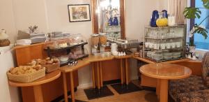 um quarto com um balcão com pratos em Cafe-Konditorei-Pension Sander em Niederfell