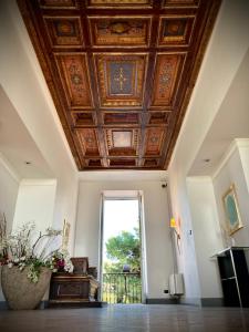 een kamer met een schuin plafond en een groot raam bij Miglio d'Oro Park Hotel in Ercolano