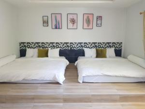 ウドーンターニーにあるNadee resortのベッド2台が隣同士に設置された部屋です。
