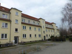 eine Reihe von Gebäuden mit Fahrrädern, die vor ihnen geparkt sind in der Unterkunft SchlafSchön Apartments+Monteurzimmer in Böhlen