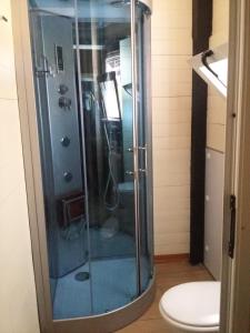 bagno con doccia in vetro e servizi igienici. di Policoro Village Hotel a Policoro