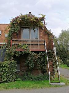 een gebouw met een trap aan de zijkant bij Studio with More than a View in Maldegem