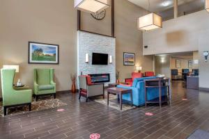 eine Lobby mit bunten Stühlen und ein Wohnzimmer in der Unterkunft Comfort Suites Auburn near I-69 in Auburn