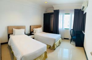 Postel nebo postele na pokoji v ubytování Likas Square - KK Spacious Homestay