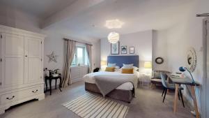 Säng eller sängar i ett rum på Titchwell Manor Hotel