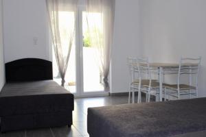 a bedroom with a bed and a table and chairs at Filipovic Apartmani in Medulin