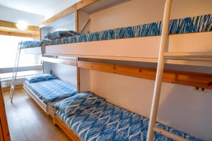 マリッレーヴァにあるResidence Artuik Appartamenti Solandraの二段ベッド3組が備わるボート上の客室です。