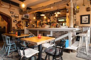 - un bar avec des tables et des chaises dans une pièce dans l'établissement Den oude Herberg, à Hulsberg