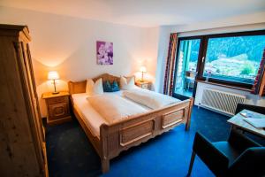 Giường trong phòng chung tại Hotel Berghof
