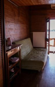 Bett in einem Zimmer mit einem Tisch und einem Fenster in der Unterkunft Bora Bora na Slnečných jazerách in Senec