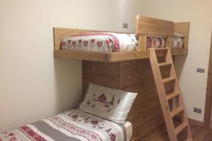 Bunk bed o mga bunk bed sa kuwarto sa Casa Caste - Appartamento Solena
