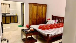 Postel nebo postele na pokoji v ubytování Stan-Inn, North Goa, Vagator, with strong WIFI,free private parking & kitchen, Can Cook where you stay