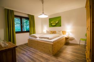 Giường trong phòng chung tại Hotel Berghof