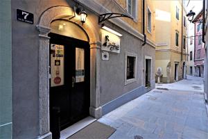 um edifício com uma porta preta numa rua em Hotel James Joyce em Trieste
