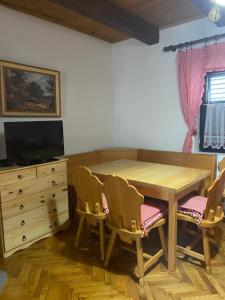 Televízia a/alebo spoločenská miestnosť v ubytovaní FoRest Chalet