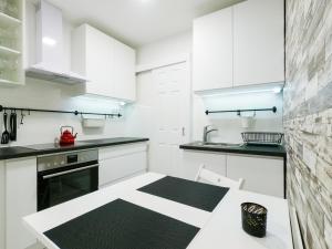 Kuchyňa alebo kuchynka v ubytovaní Malasits Art Home