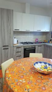 Ett kök eller pentry på Appartamento " CENTRAL"