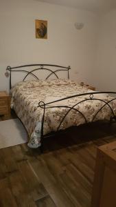a bedroom with a bed with a floral bedspread at Appartamento " CENTRAL" in Arzachena