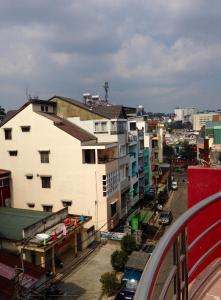 Blick auf eine Stadt mit Gebäuden und einer Straße in der Unterkunft Hostel Khanh Hương 2 in Da Lat