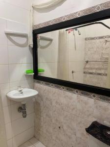 La salle de bains est pourvue d'un lavabo et d'une douche. dans l'établissement Apartamentos y Estudios Manga Real, à Carthagène des Indes