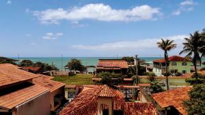 ガラパリにあるCasa do SOLの海を背景とした家屋群