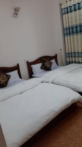 سرير أو أسرّة في غرفة في Hostel Khanh Hương 2