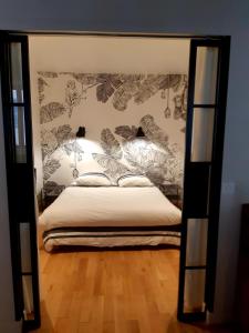 Un pat sau paturi într-o cameră la L'appartement de Chiara a Annecy