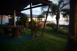 a backyard with a table and a tree in the grass at Hotel Buena Vista Se reserva solo con seña in San Gregorio de Polanco