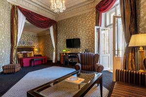 Televízia a/alebo spoločenská miestnosť v ubytovaní Grandhotel Pupp