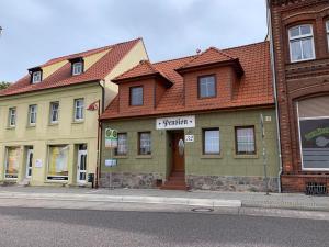 ein Gebäude am Straßenrand in der Unterkunft Pension32 in Burg bei Magdeburg