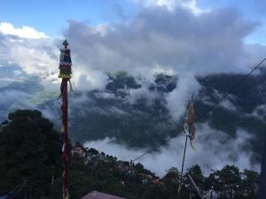 zwei Drachen fliegen vor einem Berg mit Wolken in der Unterkunft SASHI HOME a Cupid Destination in Darjeeling