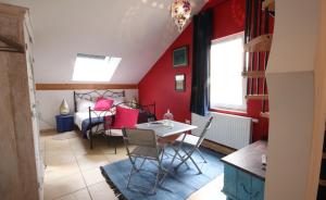 a dining room with red walls and a table and chairs at B&B Oa6 Casa in Oberfeulen