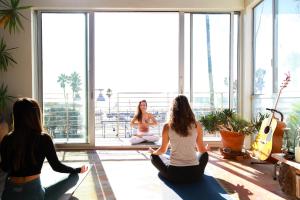 Gallery image of Ocean Front Vortex Female Hostel private rooms Free bikes in Los Angeles +27 photos