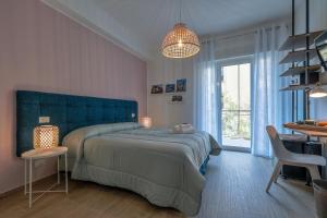 een slaapkamer met een groot bed met een blauw hoofdeinde bij Meridiana B&B in Palermo