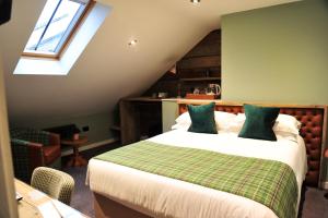 Giường trong phòng chung tại The Tal-Y-Cafn Hotel