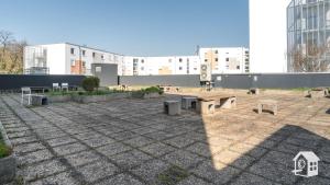 a park with benches and buildings in the background at Business Appartement Mainz in Mainz