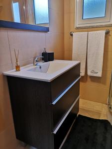 un baño con lavabo y espejo en Casa de Bouças, en São Pedro