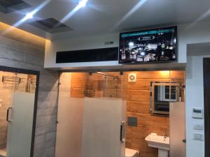 شقه فندقيه في القاهرة: حمام به تلفزيون على الحائط ومغسلة