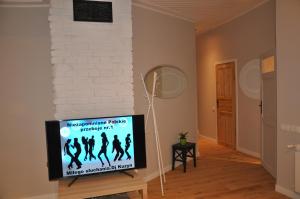 Telewizja i/lub zestaw kina domowego w obiekcie Cichy Zakątek - ekskluzywny apartament 90 m2