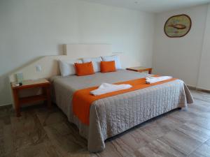 Tempat tidur dalam kamar di Hotel Palapa Palace Inn
