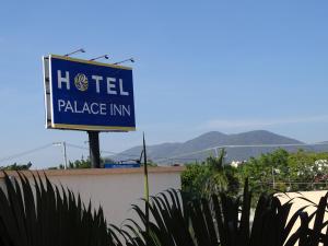 un cartello per una locanda per il rilascio di un amico in cima a un edificio di Hotel Palapa Palace Inn a Tuxtla Gutiérrez